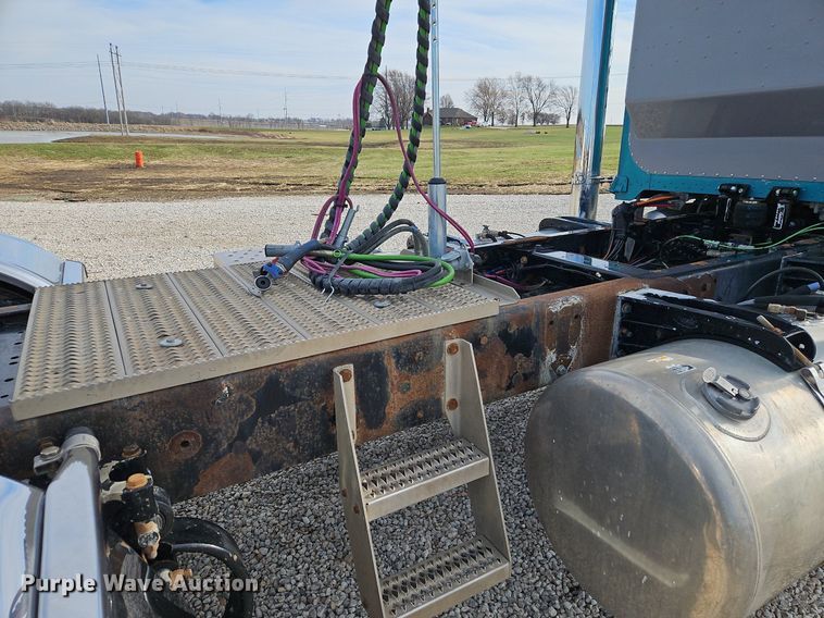 image for item DN7184 2004 Peterbilt  379 semi truck