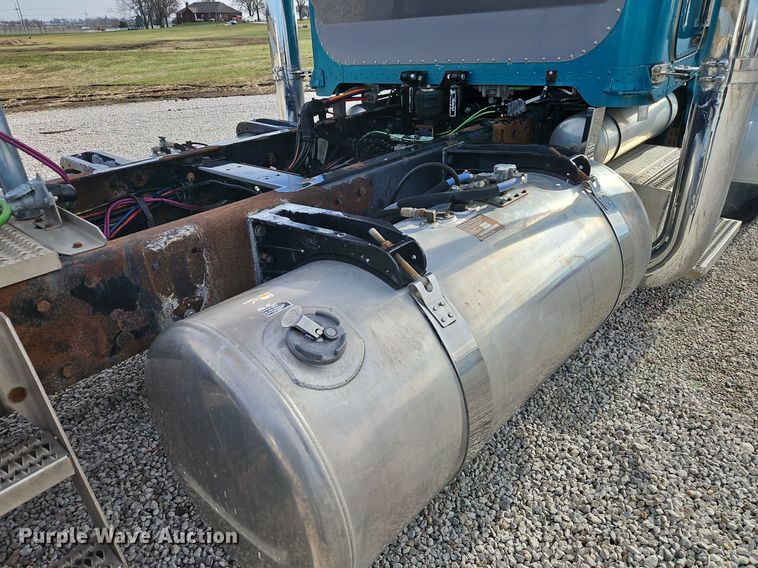 image for item DN7184 2004 Peterbilt  379 semi truck