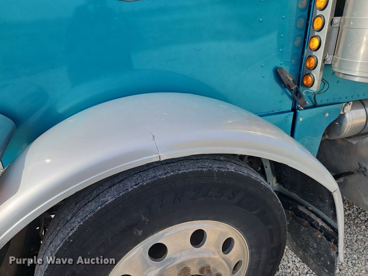 image for item DN7184 2004 Peterbilt  379 semi truck