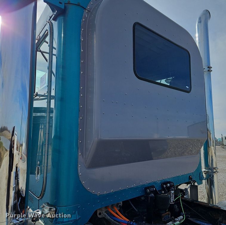 image for item DN7184 2004 Peterbilt  379 semi truck