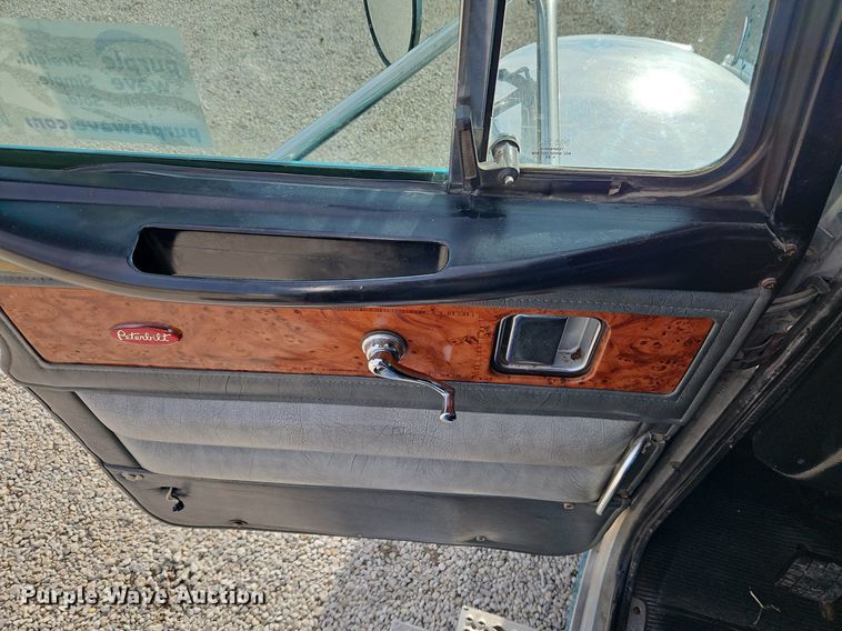 image for item DN7184 2004 Peterbilt  379 semi truck