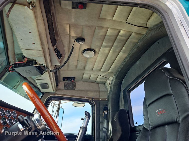 image for item DN7184 2004 Peterbilt  379 semi truck