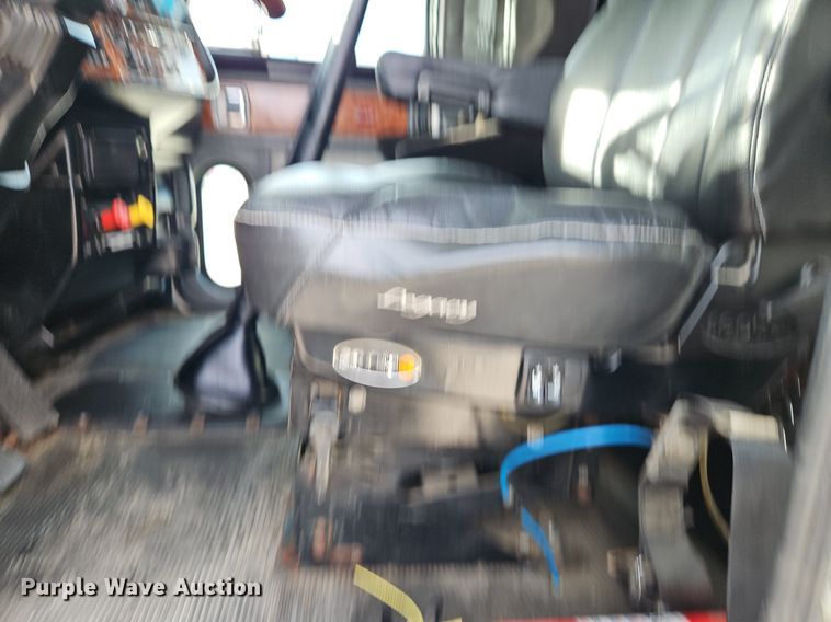 image for item DN7184 2004 Peterbilt  379 semi truck