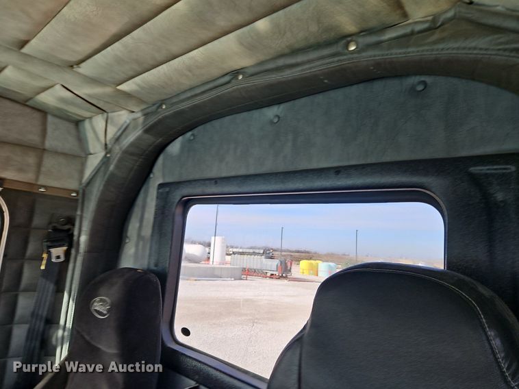 image for item DN7184 2004 Peterbilt  379 semi truck