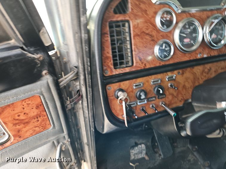 image for item DN7184 2004 Peterbilt  379 semi truck