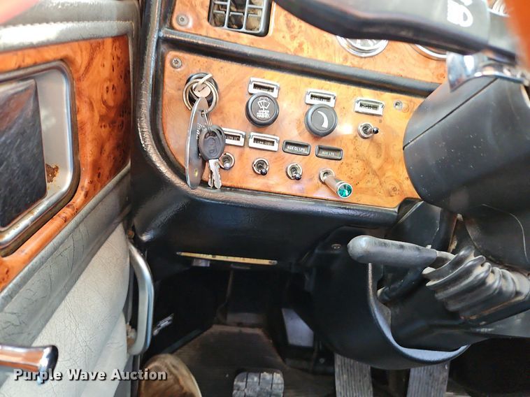 image for item DN7184 2004 Peterbilt  379 semi truck