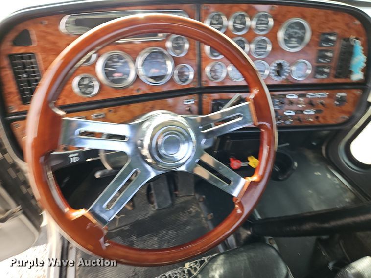 image for item DN7184 2004 Peterbilt  379 semi truck