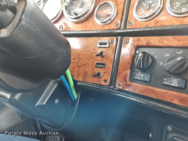 image for item DN7184 2004 Peterbilt  379 semi truck