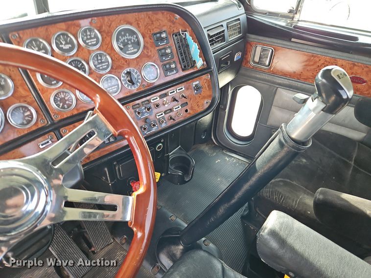 image for item DN7184 2004 Peterbilt  379 semi truck