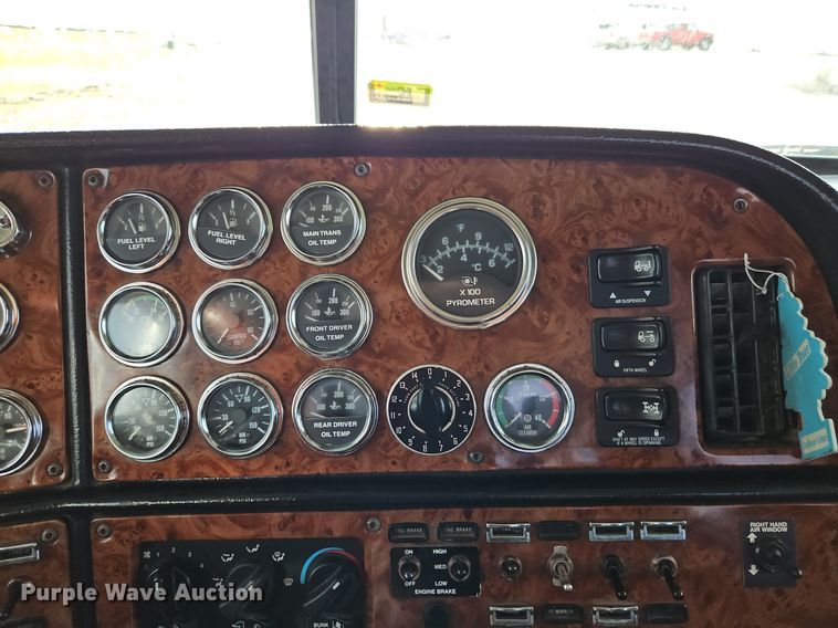 image for item DN7184 2004 Peterbilt  379 semi truck