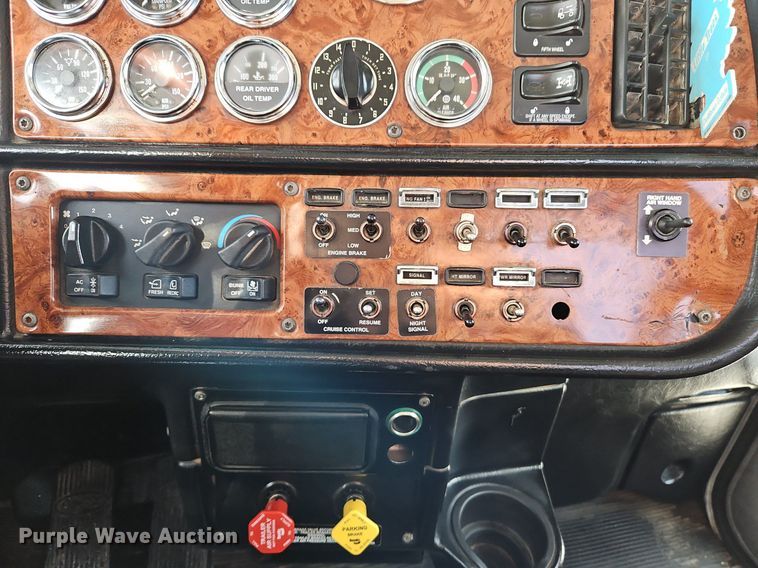 image for item DN7184 2004 Peterbilt  379 semi truck