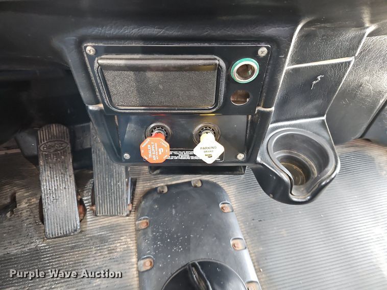 image for item DN7184 2004 Peterbilt  379 semi truck