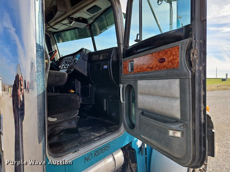 image for item DN7184 2004 Peterbilt  379 semi truck