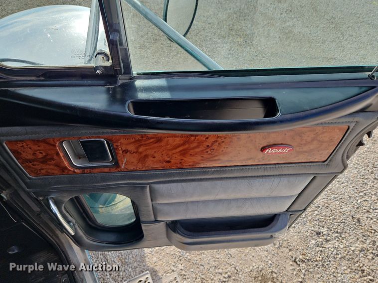 image for item DN7184 2004 Peterbilt  379 semi truck