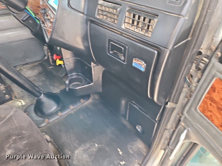 image for item DN7184 2004 Peterbilt  379 semi truck