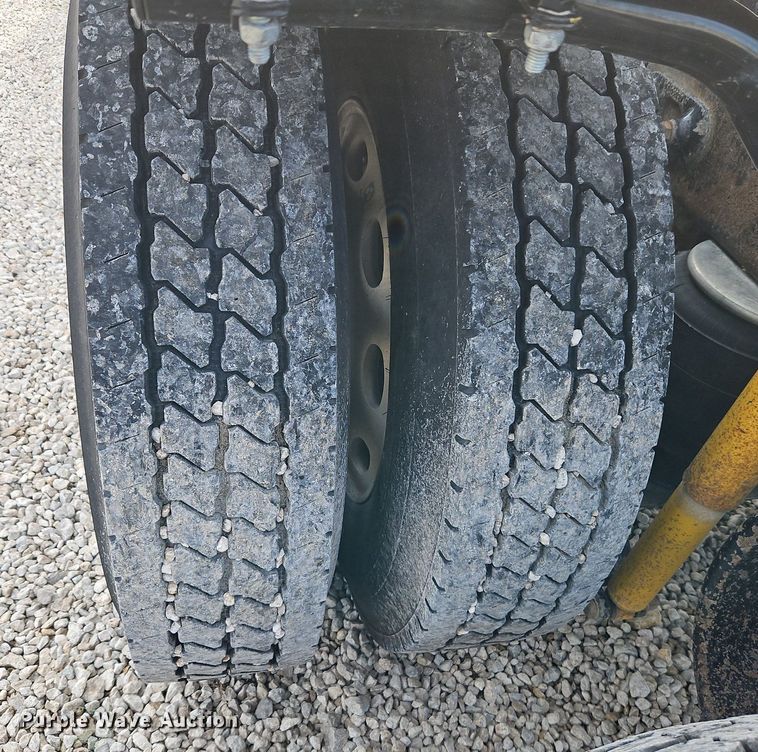 image for item DN7184 2004 Peterbilt  379 semi truck