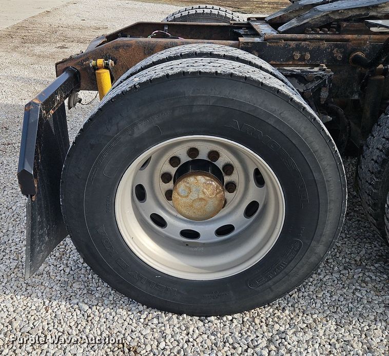 image for item DN7184 2004 Peterbilt  379 semi truck