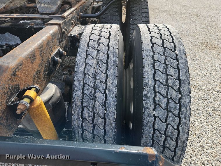 image for item DN7184 2004 Peterbilt  379 semi truck