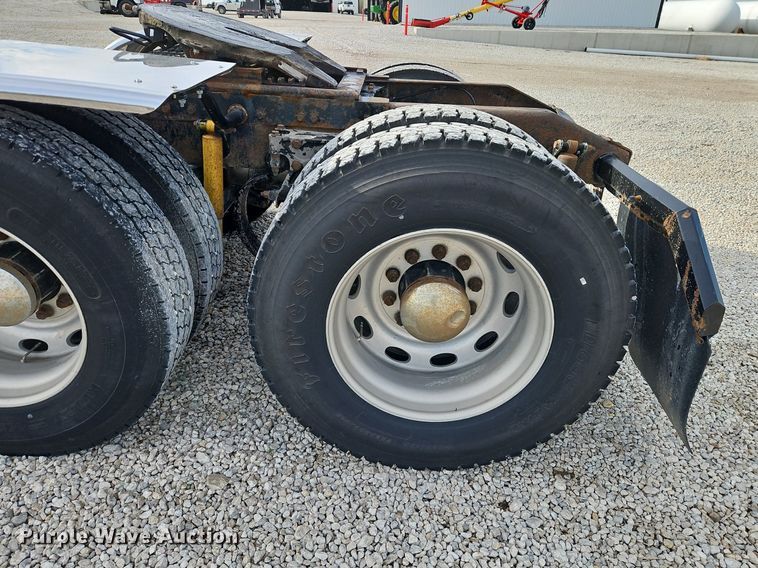 image for item DN7184 2004 Peterbilt  379 semi truck