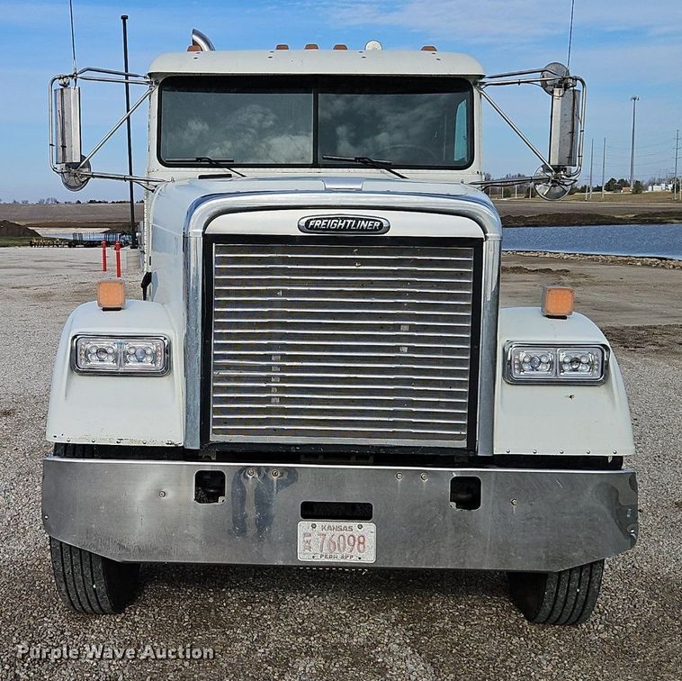 image for item DN7185 2005 Freightliner  FLD120 semi truck
