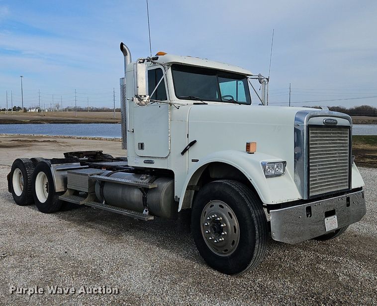 image for item DN7185 2005 Freightliner  FLD120 semi truck