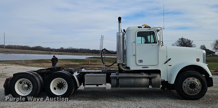 image for item DN7185 2005 Freightliner  FLD120 semi truck