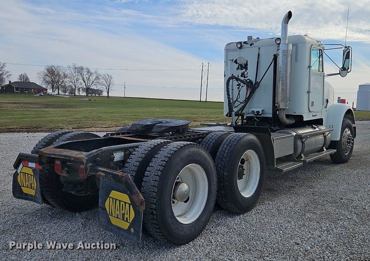 image for item DN7185 2005 Freightliner  FLD120 semi truck