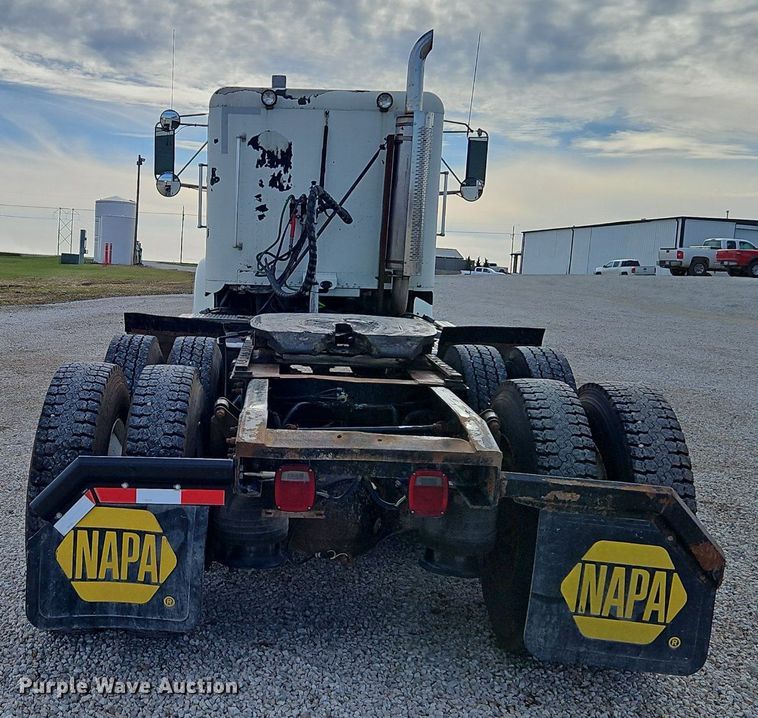 image for item DN7185 2005 Freightliner  FLD120 semi truck