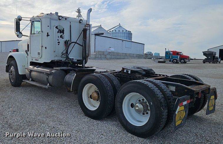 image for item DN7185 2005 Freightliner  FLD120 semi truck