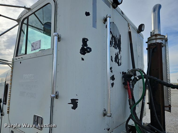 image for item DN7185 2005 Freightliner  FLD120 semi truck