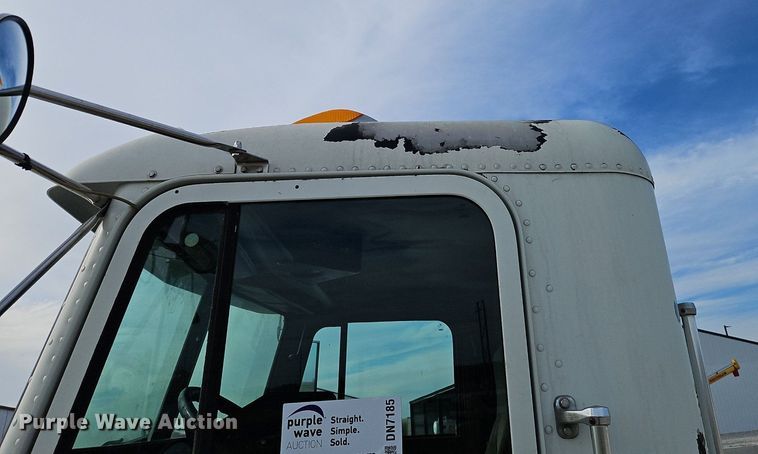 image for item DN7185 2005 Freightliner  FLD120 semi truck