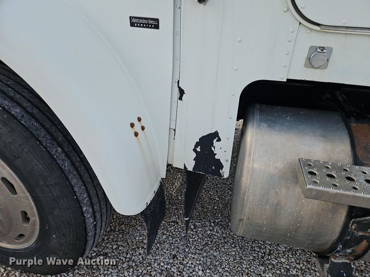 image for item DN7185 2005 Freightliner  FLD120 semi truck