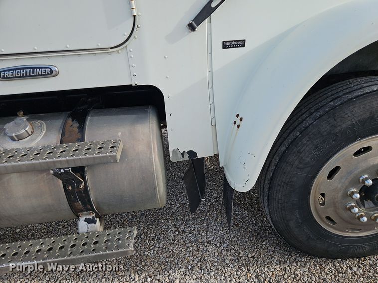 image for item DN7185 2005 Freightliner  FLD120 semi truck