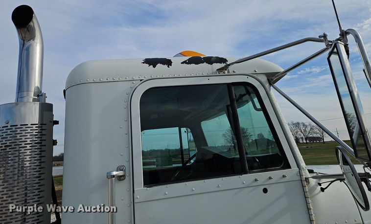 image for item DN7185 2005 Freightliner  FLD120 semi truck