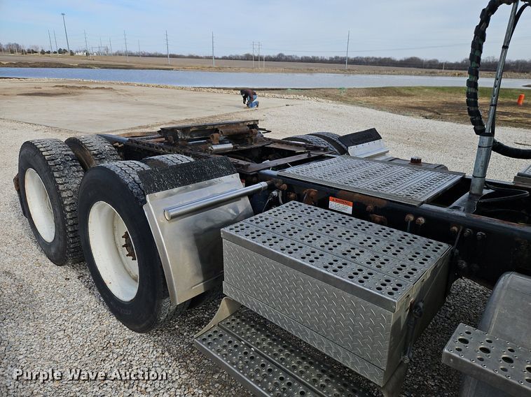 image for item DN7185 2005 Freightliner  FLD120 semi truck