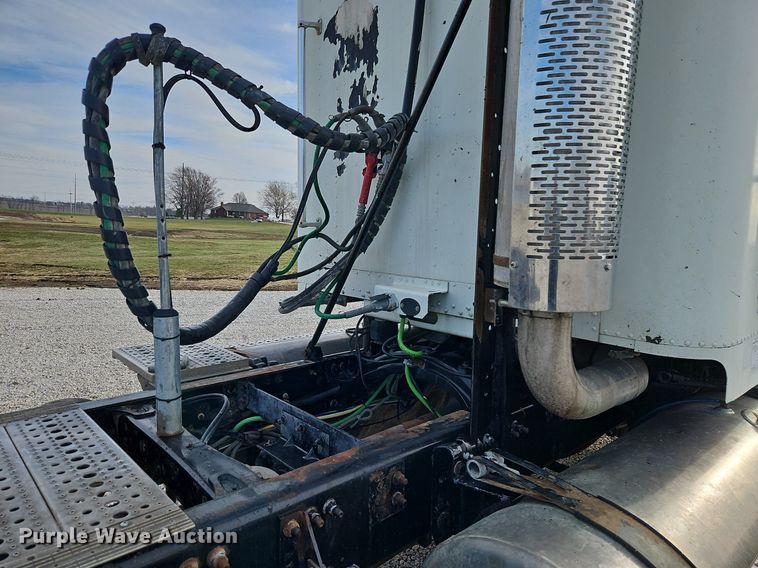 image for item DN7185 2005 Freightliner  FLD120 semi truck