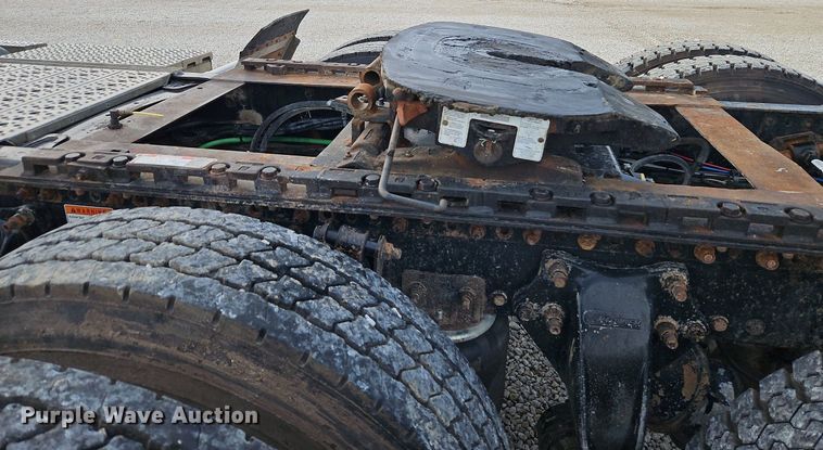 image for item DN7185 2005 Freightliner  FLD120 semi truck