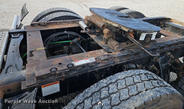 image for item DN7185 2005 Freightliner  FLD120 semi truck