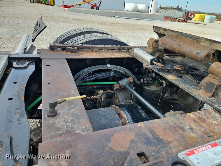 image for item DN7185 2005 Freightliner  FLD120 semi truck