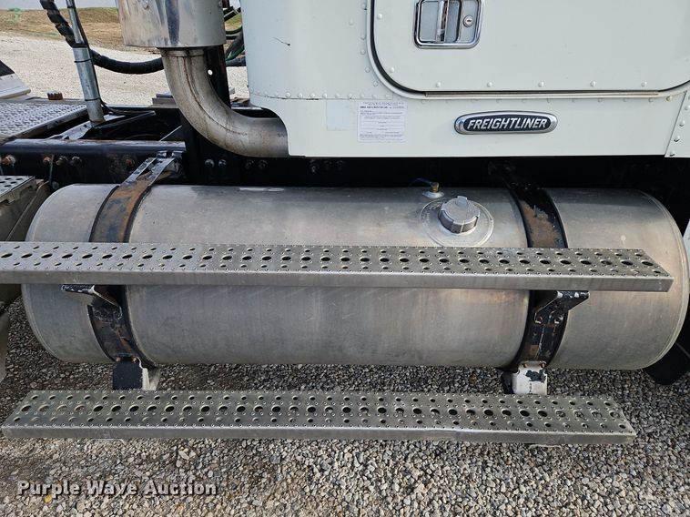 image for item DN7185 2005 Freightliner  FLD120 semi truck