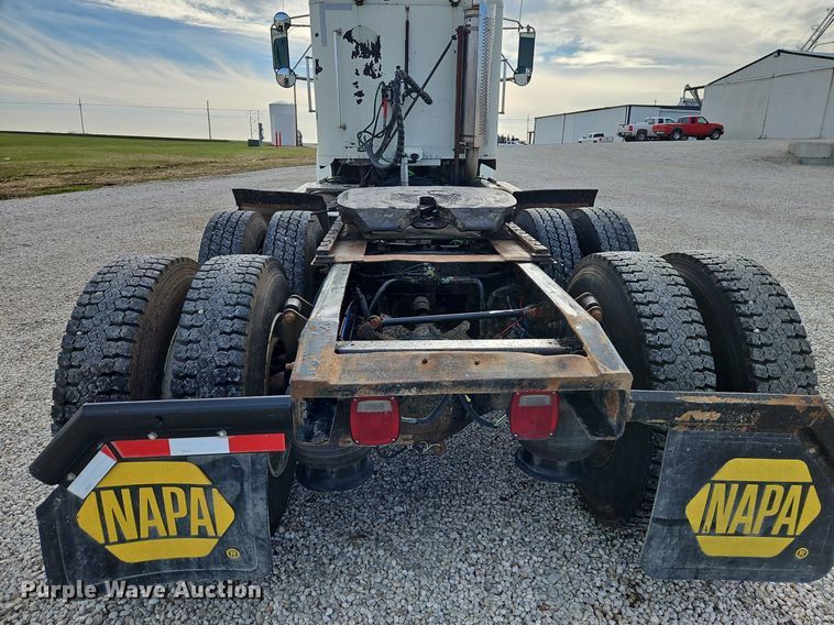 image for item DN7185 2005 Freightliner  FLD120 semi truck