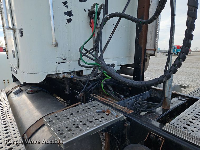 image for item DN7185 2005 Freightliner  FLD120 semi truck