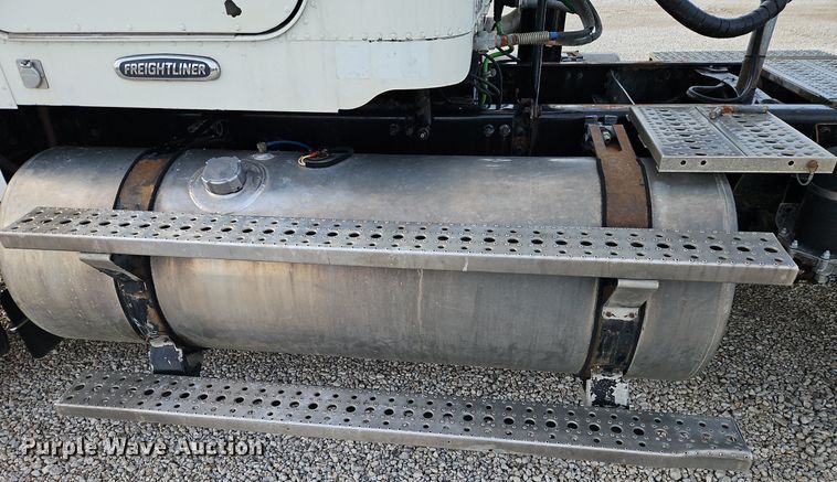 image for item DN7185 2005 Freightliner  FLD120 semi truck