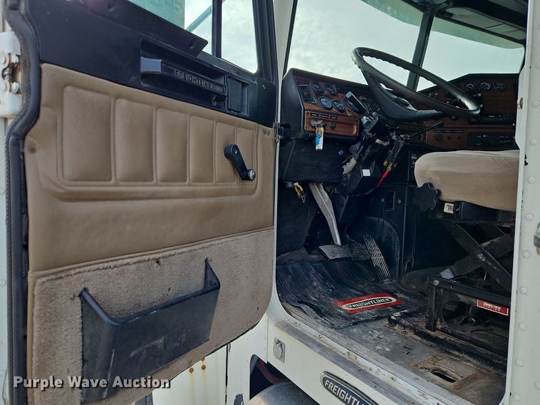 image for item DN7185 2005 Freightliner  FLD120 semi truck