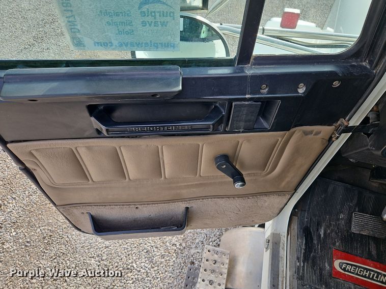 image for item DN7185 2005 Freightliner  FLD120 semi truck