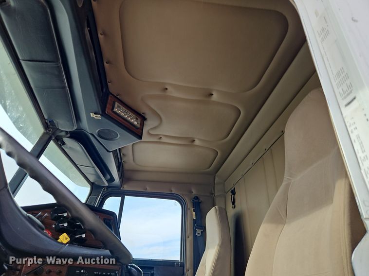 image for item DN7185 2005 Freightliner  FLD120 semi truck