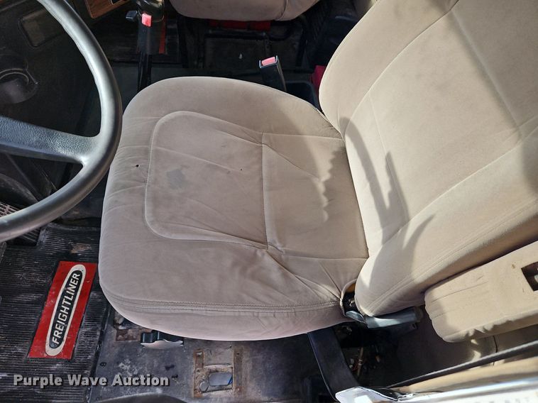 image for item DN7185 2005 Freightliner  FLD120 semi truck