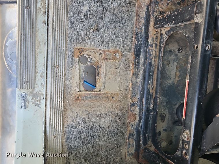 image for item DN7185 2005 Freightliner  FLD120 semi truck