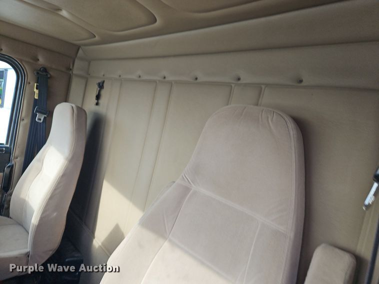 image for item DN7185 2005 Freightliner  FLD120 semi truck