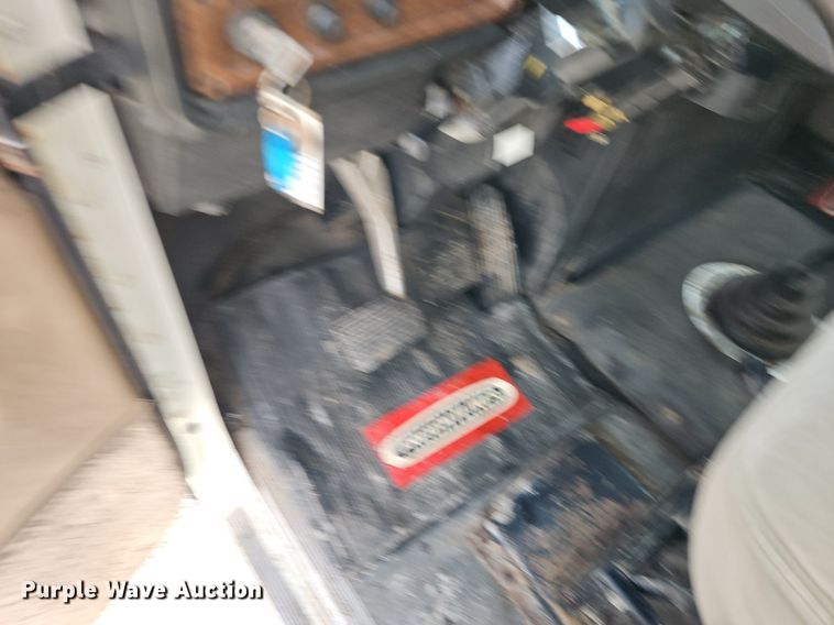 image for item DN7185 2005 Freightliner  FLD120 semi truck